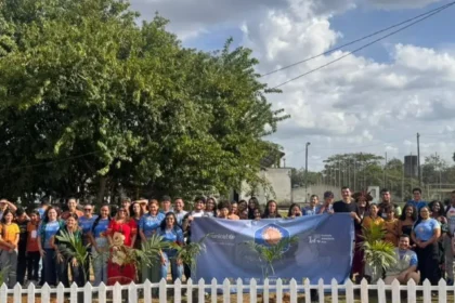 Adolescentes participantes dos Núcleos de Cidadania de Adolescentes em ação comunitária.
