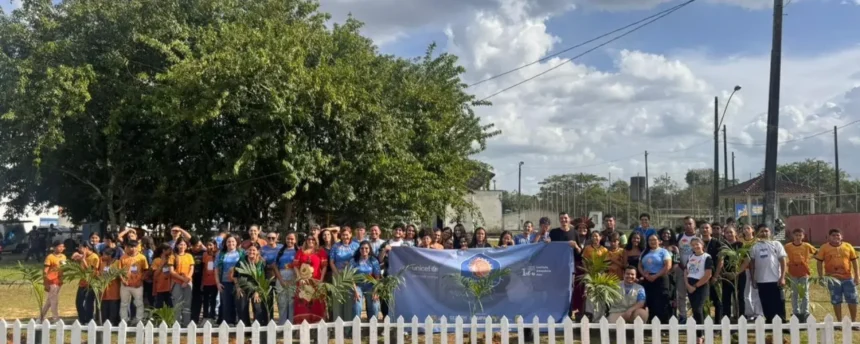 Adolescentes participantes dos Núcleos de Cidadania de Adolescentes em ação comunitária.