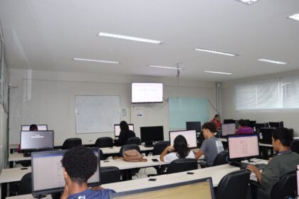 Estudantes participam de curso gratuito de inteligência artificial no Pará.